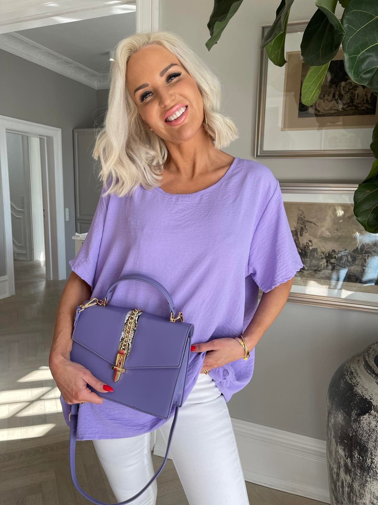 Rio - Beige handväska med gulddetaljer och ormtryck